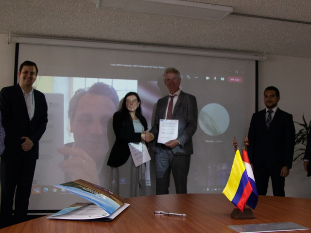 Funcionarios de la ANT y representantes de la embajada del reino de países bajos, mostrando memorando de entendimiento en materia de desarrollo rural