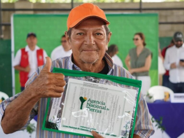 Señor campesino beneficiado recibiendo su título en Cáceres, Bajo Cauca.