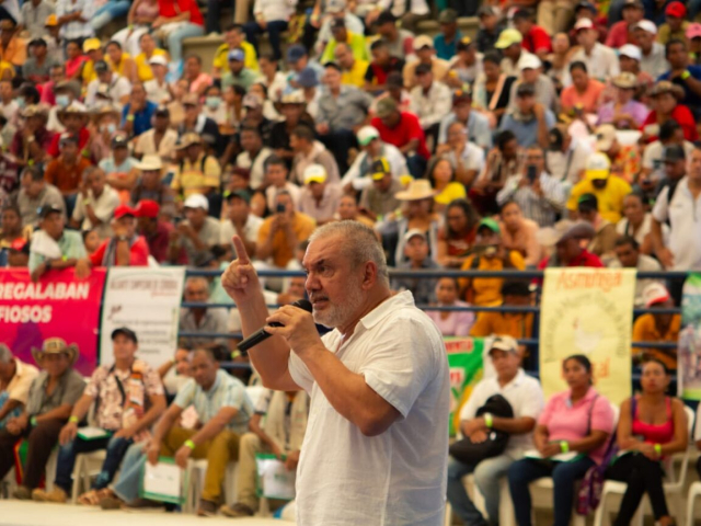 Gerardo Vega director general de la Agencia Nacional de Tierras hablando en la asamblea.