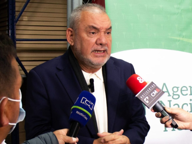 Director general de la ANT Gerardo Vega siendo entrevistado por medios de comunicaciión.