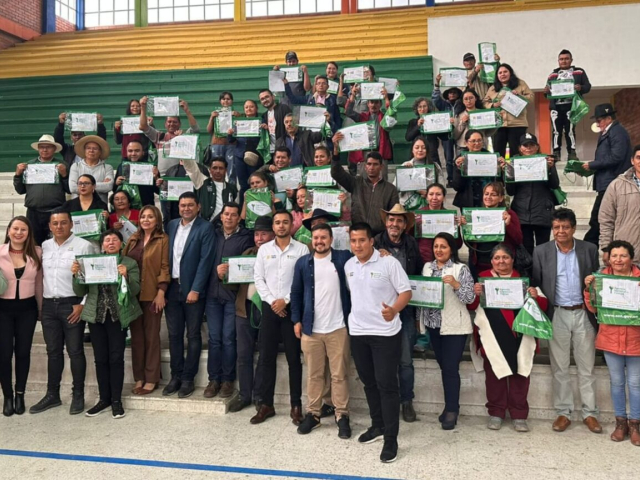 Familias campesinas de Boyacá recibiendo sus títulos.