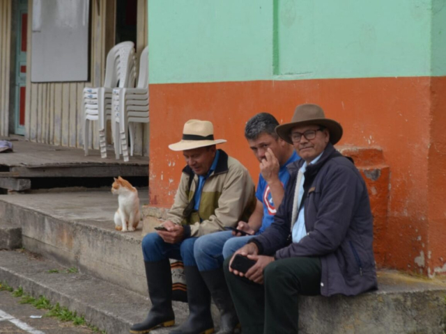 Tres hombres sentados en algún lugar de Venecia en Cundinamarca