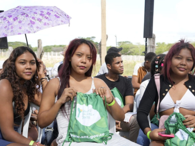 Mujeres de La Guajira recibiendo sus títulos.