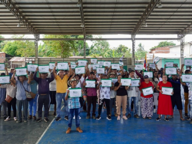 Familias campesinas en Cáceres recibiendo sus títulos.