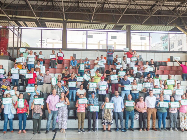 Entrega de 94 títulos a población rural de Pereira