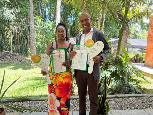 Pareja afro recibiendo títulos colectivos en el Patía, Cauca