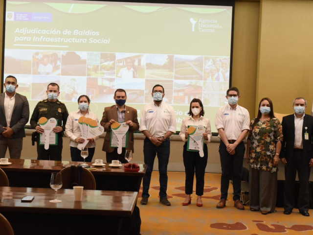 Funcionarios de la ANT junto a agente de la policia y otros funcionarios de entidades públicas