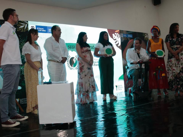 Grupo de personas de la ant y ganadoras en la entrega de la segunda versión del Premio Nacional ‘Mujer Transformadora de la Colombia Rural’