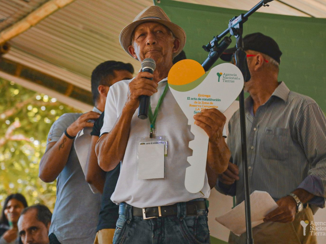 Campesino dando unas palabras en la entrega del acta de constitución de la Zona de Reserva Campesina La Tuna