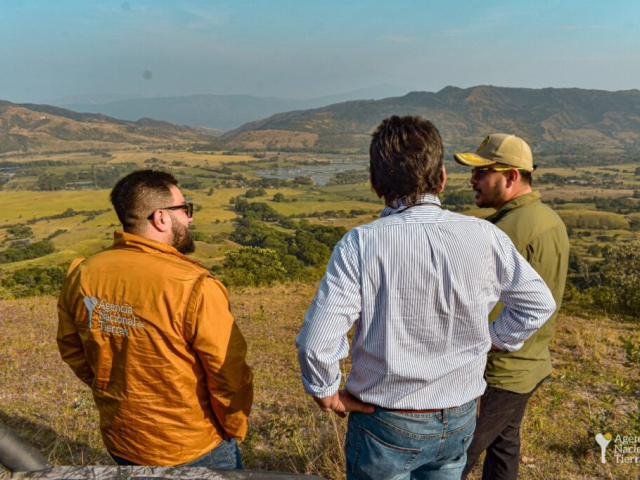 Director de la ant junto a coordinador regional de la agencia en el Huila observando terrenos del proyecto hidroelectrico el Quimbo