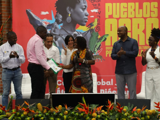 Entrega títulos comunidades negras