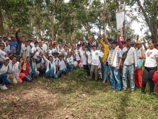 Campesinos desplazados de Pueblo Nuevo Antioquia felices durante entrega de predio