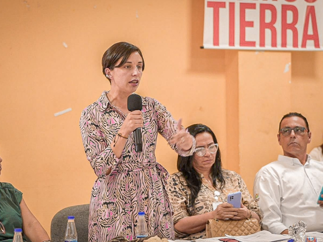 Ministra de agricultura en evento de entrega de tierras en cordoba