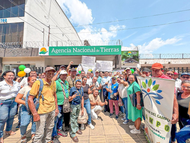 director-ant-junto-funcionarios-y-campesinos-en-maraton-de-comites-municipales