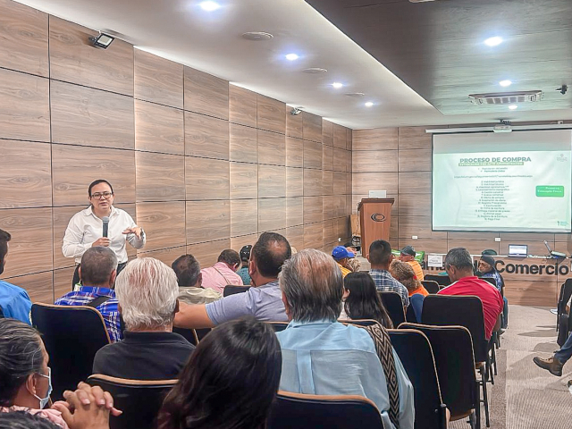 funcionaria-en-rueda-de-negocios-ocana