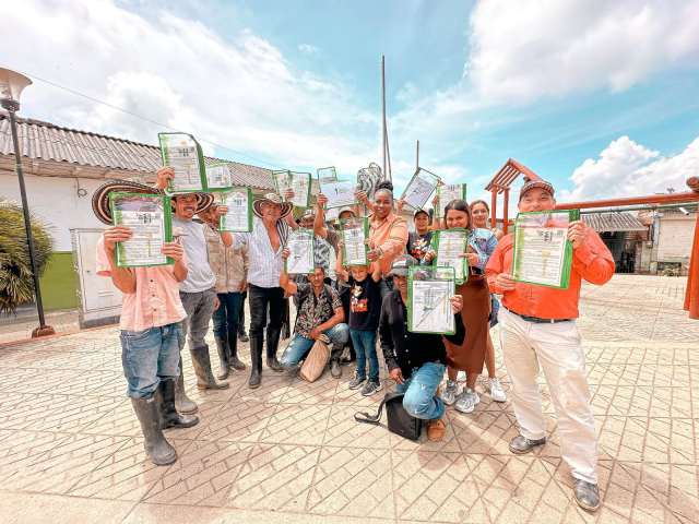 campesinos-de-ituago-mostrando-sus-manos-titulos-de-propiedad