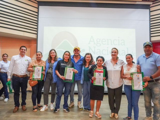 director-ant-junto-a-campesinas-en-asamblea-regional-de-mujeres-rurales