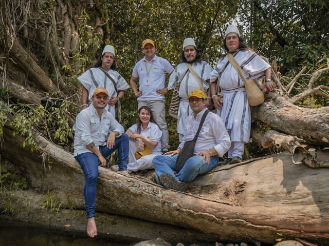 director-ant-junto-a-indigenas-arhuacos