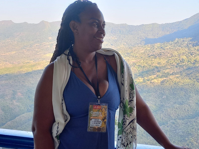 nini-arboleda-junto-a-paisaje