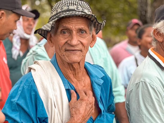 anciano-campesino-mirando-a-camara