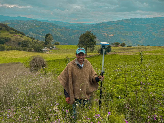 campesino-de-boyaca-con-guadana-en-mano