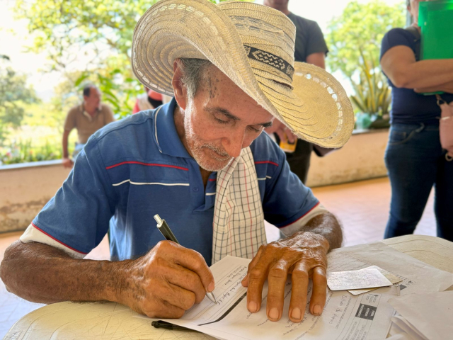 campesino-de-puerto-salgar-diligenciando-caracterizacion