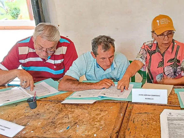funcionaria-ant-junto-a-campesinos-enprimera-sesion-comite-reforma-agraria-en-simacota-santander