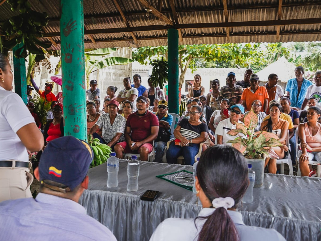 funcionarios-ant-y-campesinos-en-entrega-comodato-finca-nueva-espana