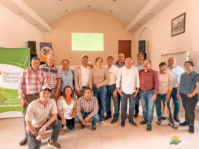 representantes-campesinos-electos-comite-reforma-agraria-santander-reunidos-en-salon