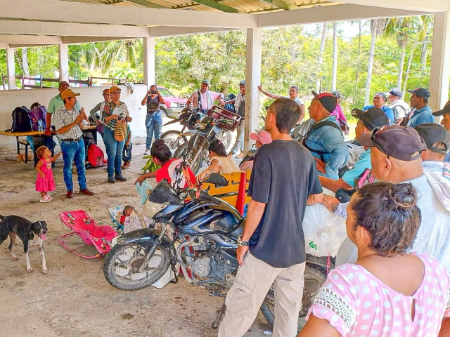 salon-con-funcionarios-ant-y-campesinos-de-cimitarra
