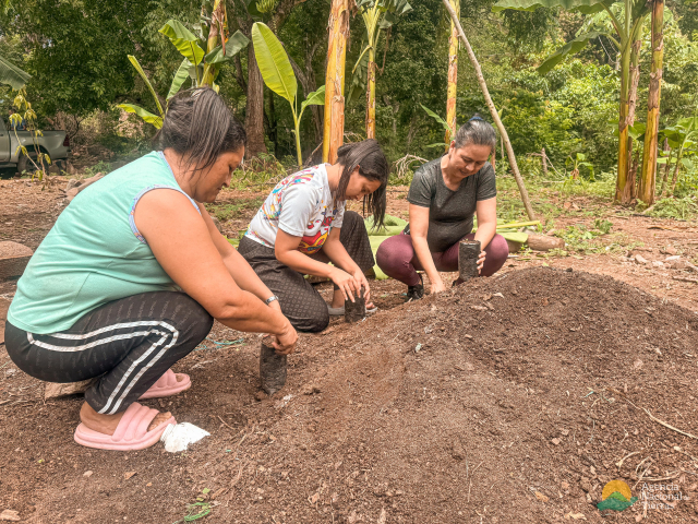 tres-mujeres-campesinas-sembrando-plantas