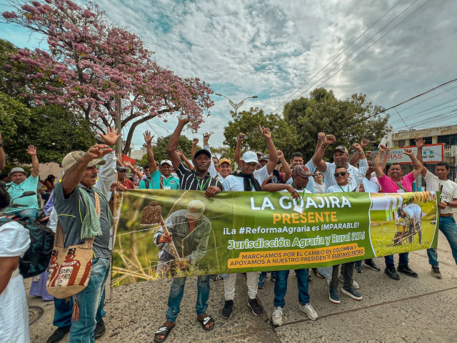 campesinos-marchando-con-pancarta-sobre-jurisdiccion-agraria
