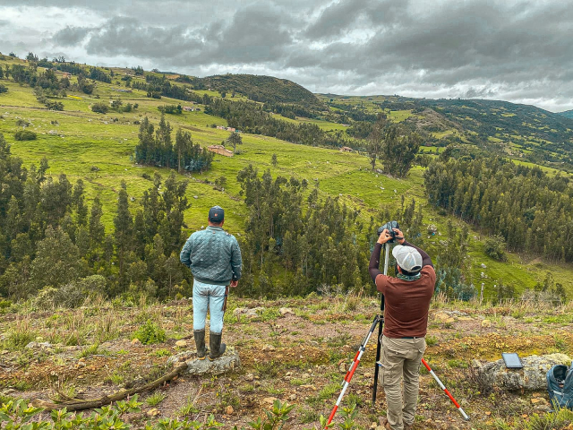 campesinos-observando-paisaje