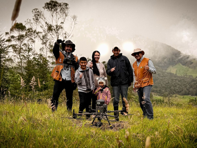 funcionarios-ant-con-campesinos-y-dron