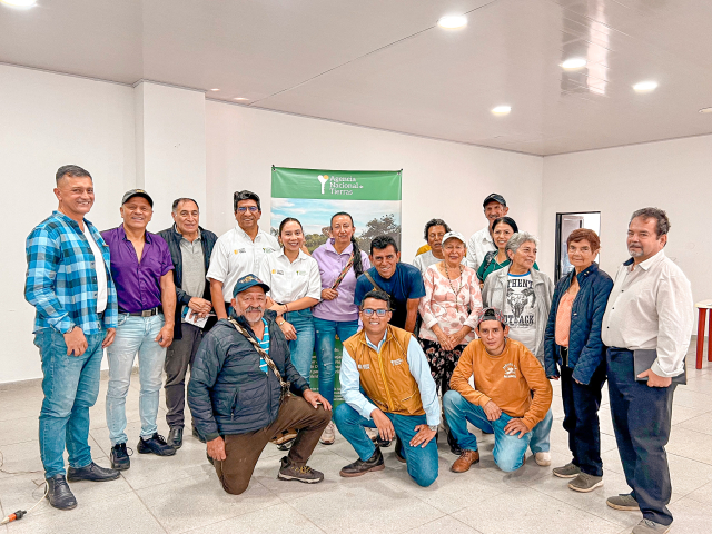 funcionarios-ant-junto-a-funcionarios-ant-de-san-antonio-del-tequendama