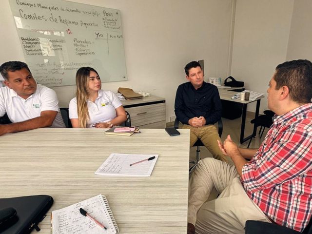 grupo-de-funcionarios-ant-y-de-alcaldia-piedras-tolima-reunidos