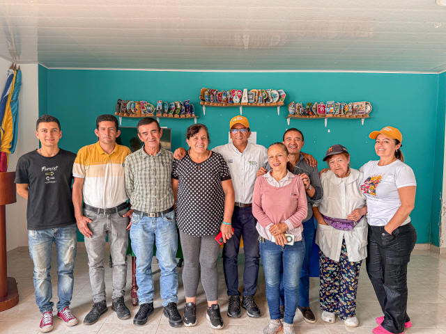 grupo-de-funcionarios-ant-y-campesinos-de-villagomez