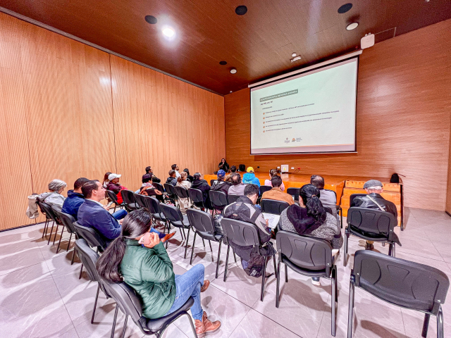 personas-asistiendo-a-consejo-de-desarrollo-rural