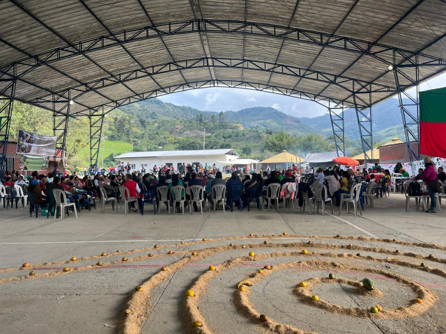 polideportivo-con-indigenas-dialogando