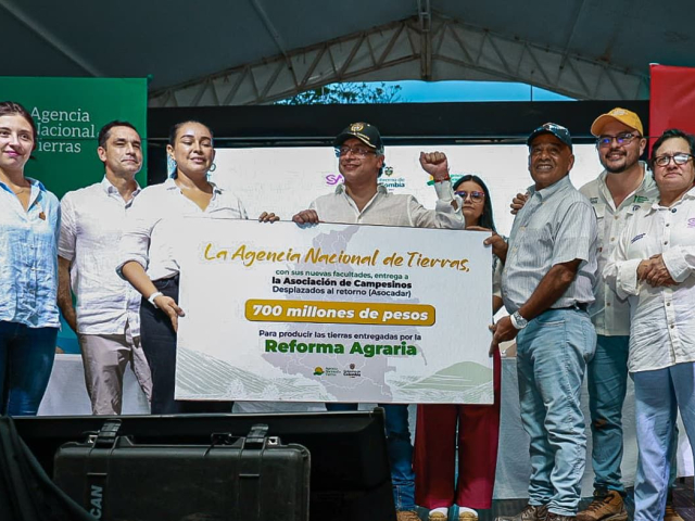 presidente-petro-y-funcionarios-del-gobierno-con-cheque-en-manos