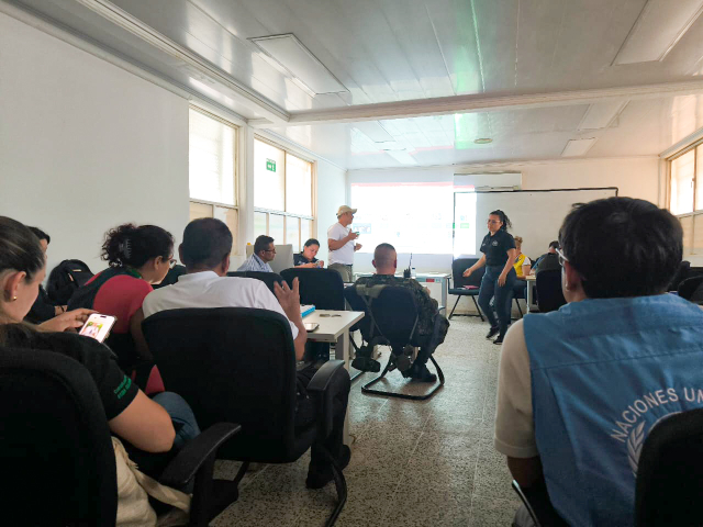 un-grupo-de-personas-sentadas-en-una-habitacion