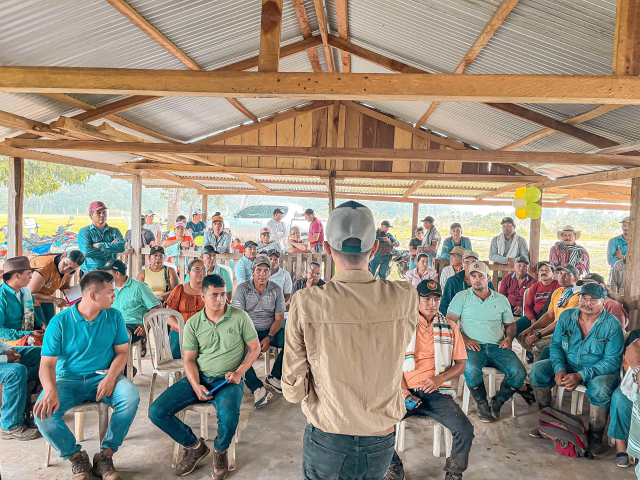 un-hombre-que-da-una-presentacin-a-un-grupo-de-personas