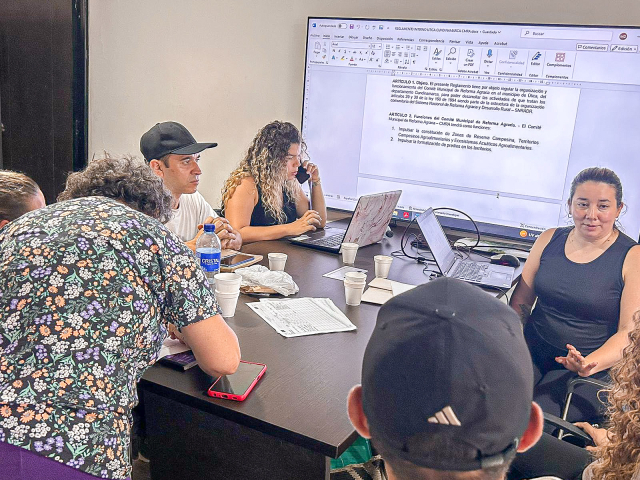 funcionarios-ant-reunidos-alrededor-de-una-mesa