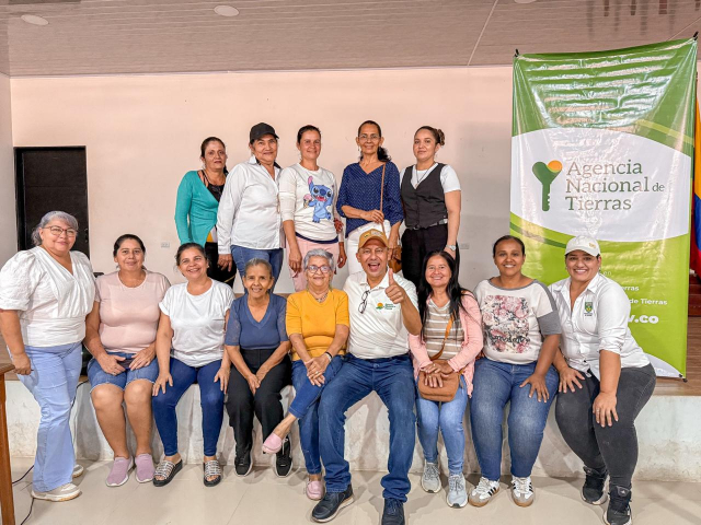 un-grupo-de-mujeres-y-hombres-posando-para-una-foto