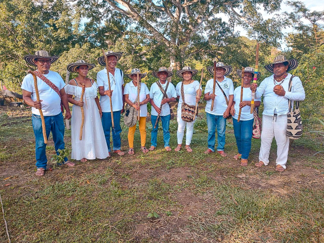 un-grupo-de-personas-con-camisas-y-sombreros-blancos-de-pie