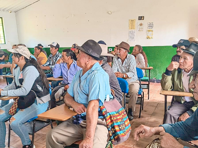 un-grupo-de-personas-sentadas-en-sillas-en-un-saln-de-clases