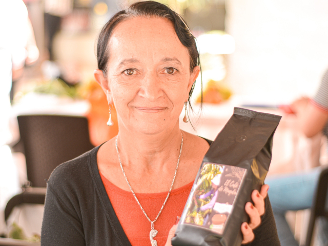 una-mujer-sosteniendo-una-bolsa-de-cafe