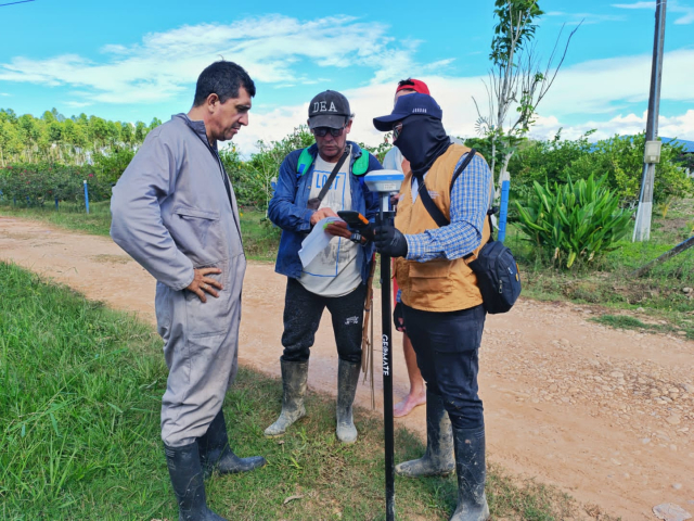 tres-hombres-parados-en-un-camino-de-tierra