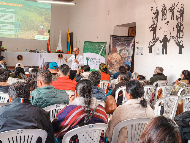 un-grupo-de-personas-sentadas-en-sillas-en-una-habitacion