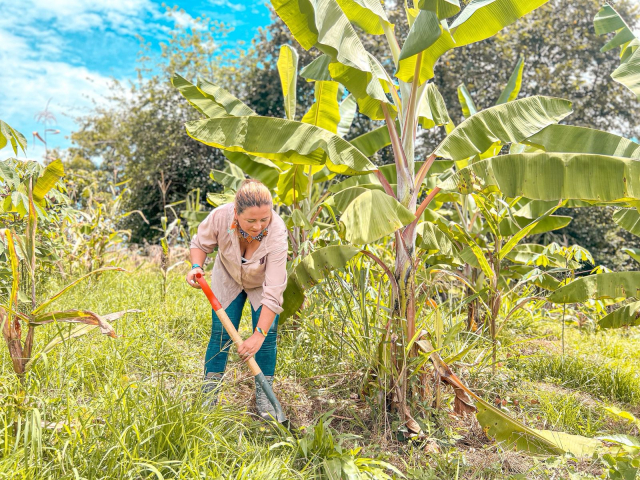 una-mujer-esta-cavando-en-el-suelo-con-una-pala